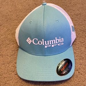 Fitted Columbia hat. Size S/M